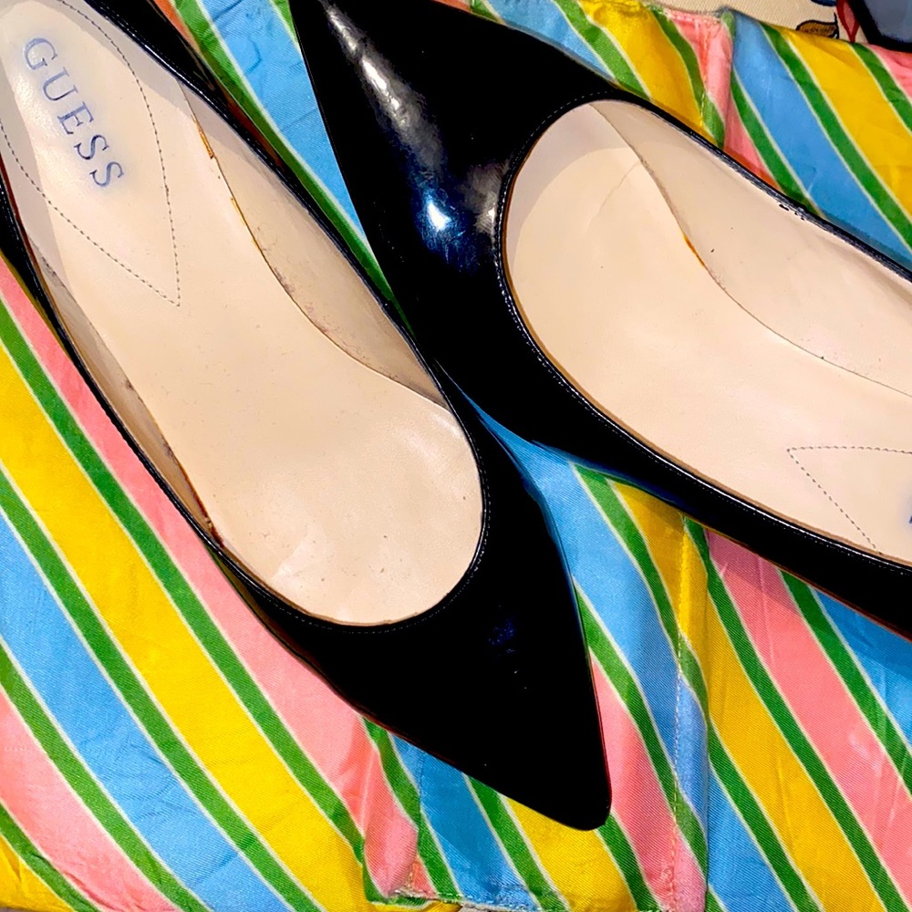 Retro GUESS pumps